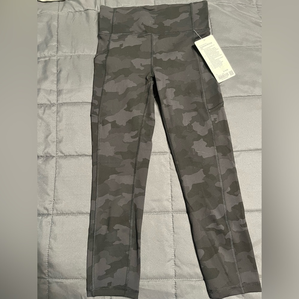 Lululemon Invigorate HR Crop 23” Black Camouflage size 6